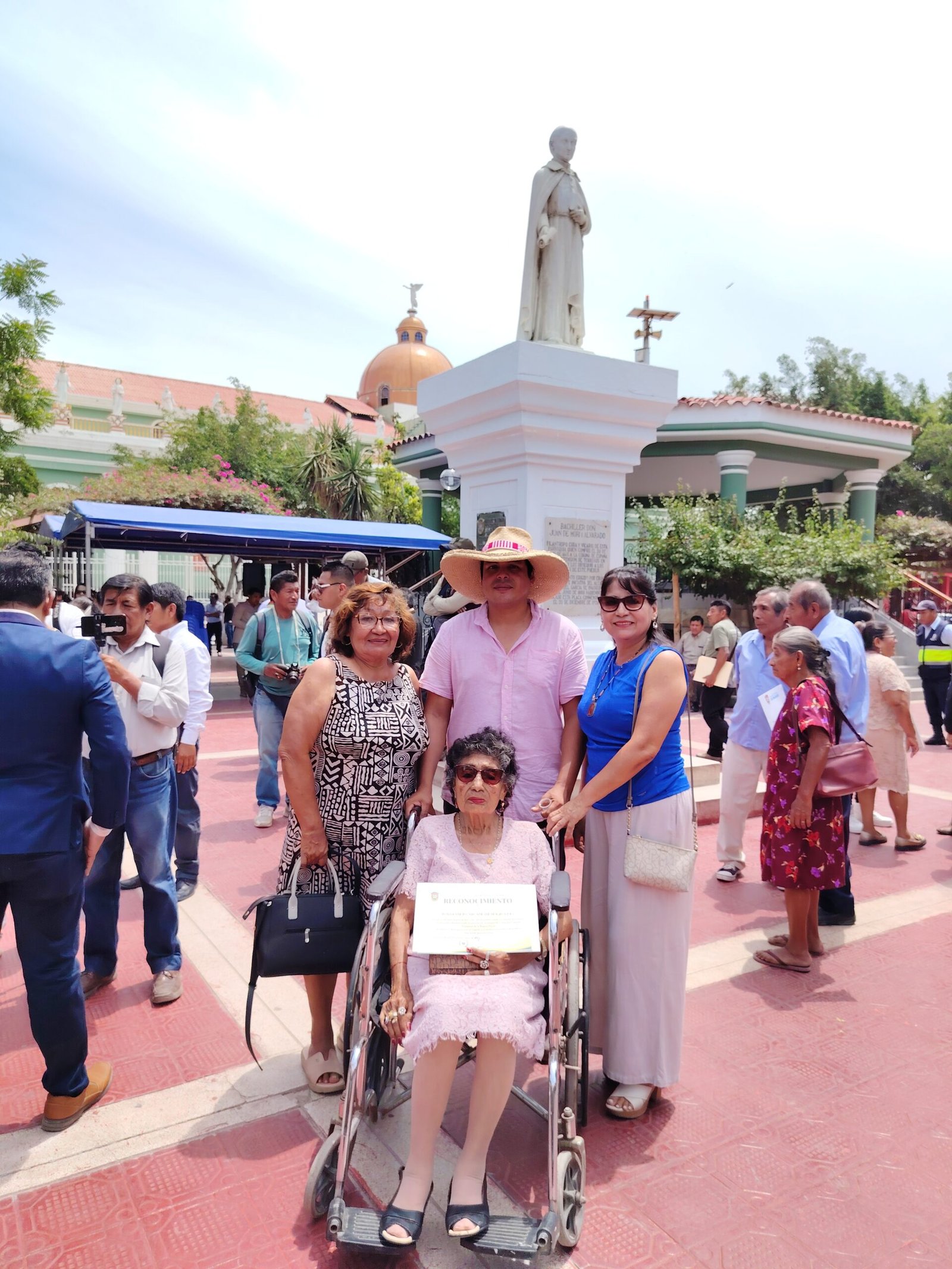 Rosa Ramos de Mogrovejo y Marilyn, Elizabeth y Ernesto Mogrovejo Ramos