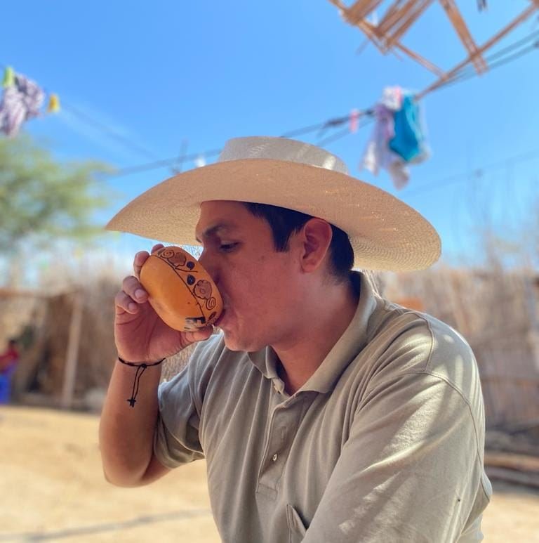 Ernesto Mogrovejo Ramos tomando chicha de los Tallan